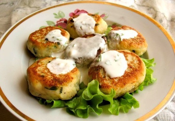 Картофельные биточки с сыром и острым соусом. Картофельные биточки с сыром и острым соусом.