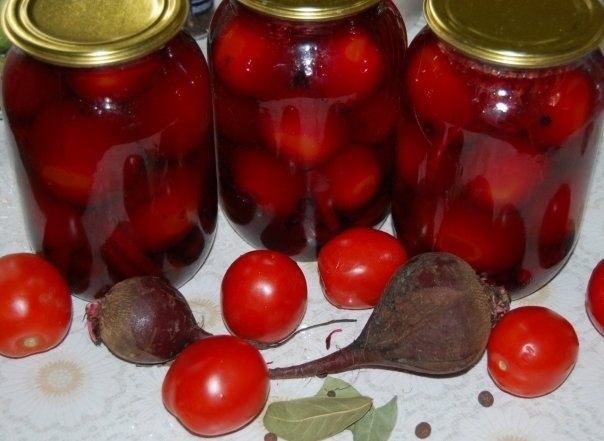 Маринованные помидоры со свеклой Маринованные помидоры со свеклой