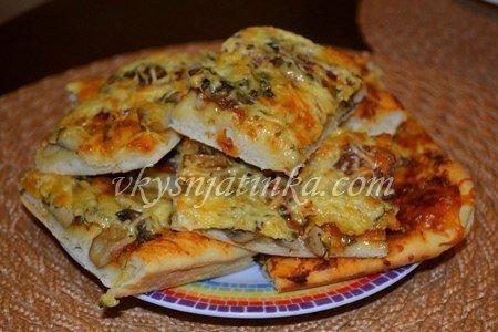 Пицца с колбасой и грибами Пицца с колбасой и грибами