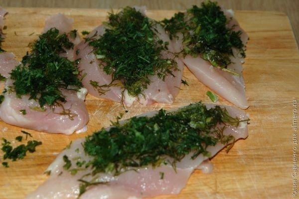 Ароматные рулетики из куриного филе с зеленью
