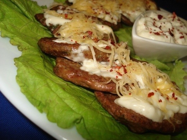 Блинчики печеночные с сыром и чесночным соусом Блинчики печеночные с сыром и чесночным соусом