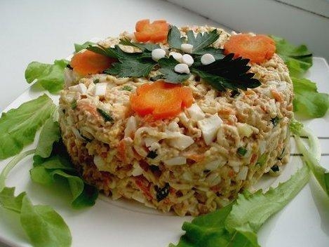 Салат из печени трески с зеленым горошком и картофелем