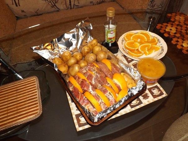 Медовая свинина, запеченная с апельсинами и картофелем - отличный рецепт к праздничному столу! Медовая свинина, запеченная с апельсинами и картофелем - отличный рецепт к праздничному столу!