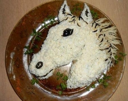 Новогодний салат "Белая сказочная лошадь" Новогодний салат "Белая сказочная лошадь"