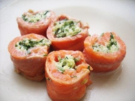 Роллы из красной рыбы с огуречной начинкой