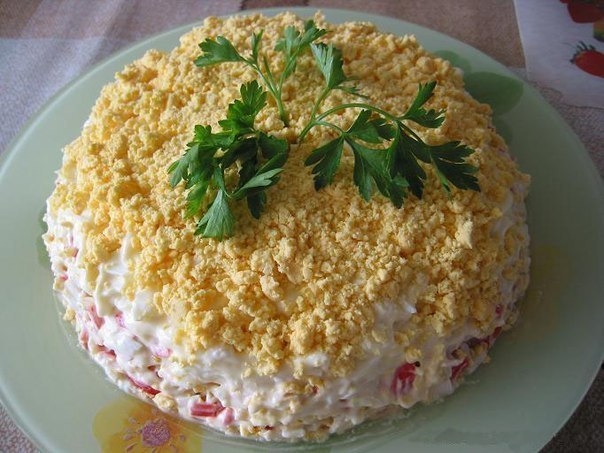 Слоеный салат с тунцом и крабовыми палочками. Слоеный салат с тунцом и крабовыми палочками.