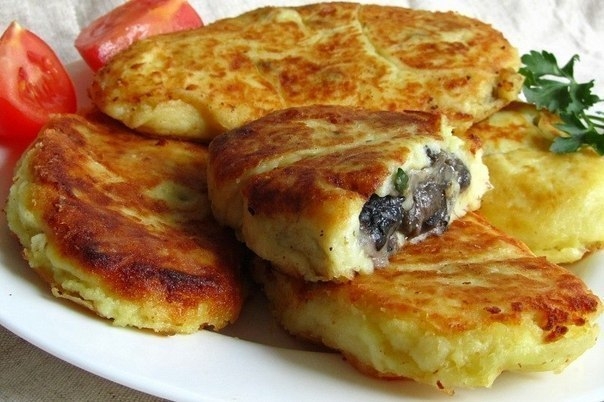 Картофельные пирожки с начинкой из грибов Картофельные пирожки с начинкой из грибов