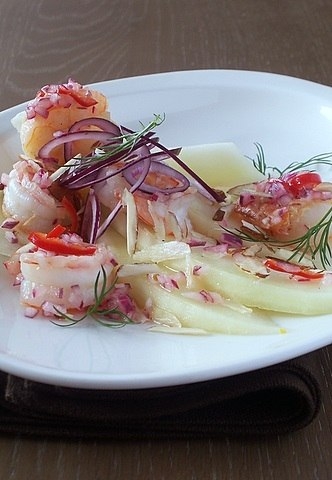 Острый салат с креветками и дыней