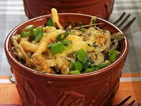 Жюльен из шампиньонов с кальмарами.