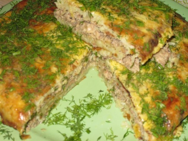 Картофельная слойка с консервированной рыбой.