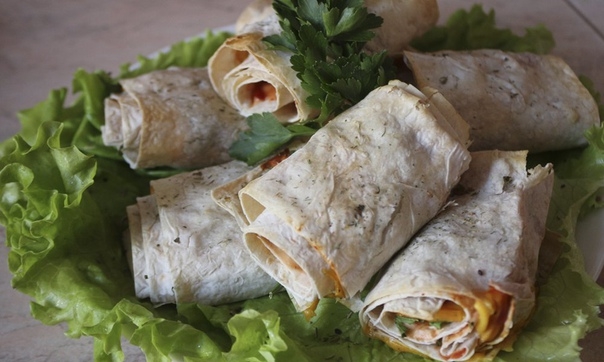 Рулет из лаваша с копченой куриной грудкой Рулет из лаваша с копченой куриной грудкой