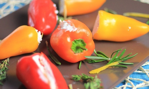 Закусочные перчики с начинкой из сыра и зелени Закусочные перчики с начинкой из сыра и зелени