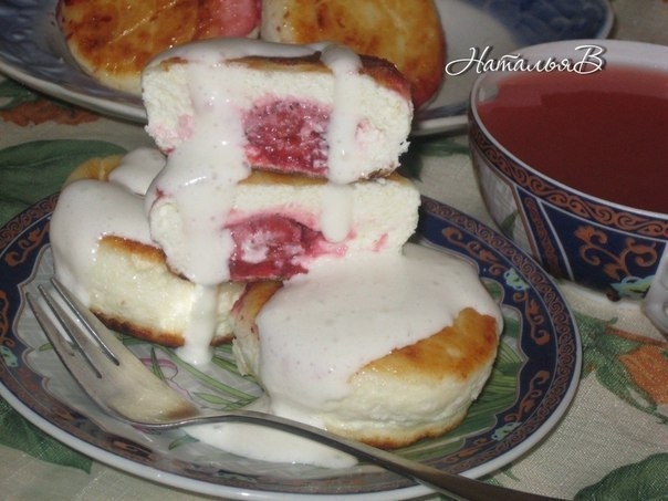 Наивкуснейшие сырники с клубникой в сметанном соусе.