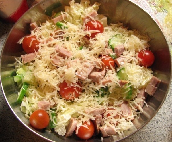 Салат с ветчиной и помидорами
