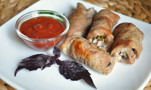 Мясные рулетики из свинины с начинкой из омлета Мясные рулетики из свинины с начинкой из омлета