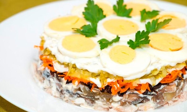 Торт-салат с мясом курицы и шампиньонами Торт-салат с мясом курицы и шампиньонами