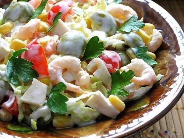 Салат с креветками, кальмарами, оливками и кукурузой