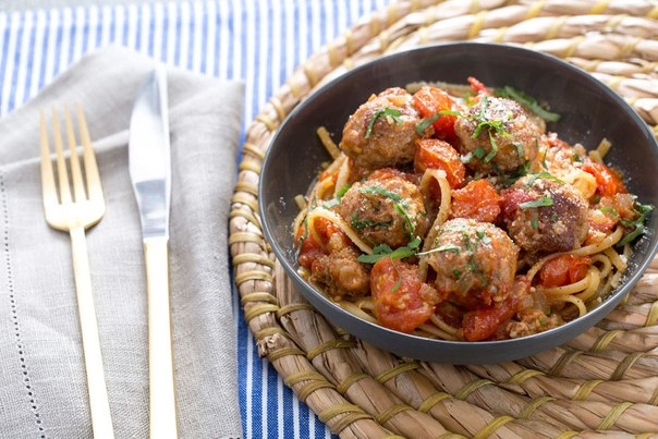 Мясные шарики из индейки и лингвини с томатным соусом и сыром Пекорино Мясные шарики из индейки и лингвини с томатным соусом и сыром Пекорино