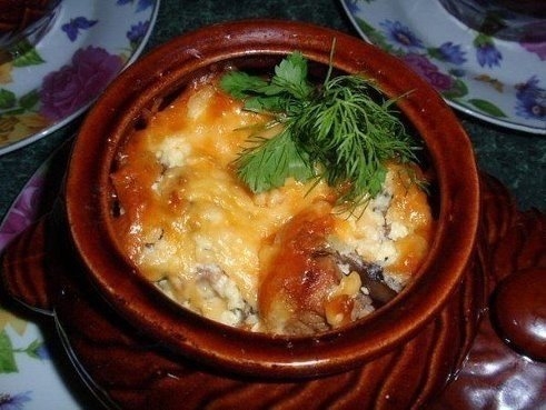 Мясо в горшочке под сырной шапочкой Мясо в горшочке под сырной шапочкой