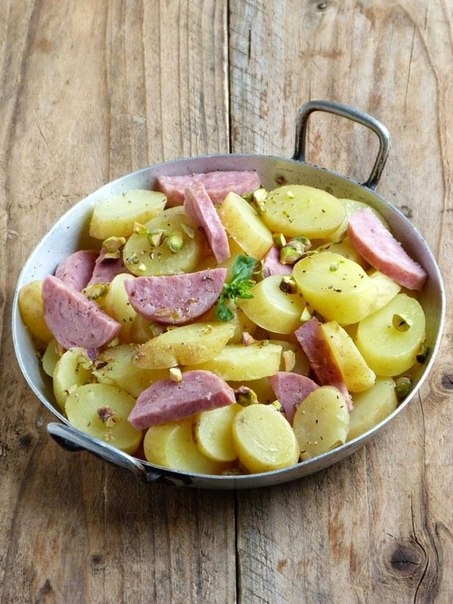 Теплый салат с картофелем и колбасками Теплый салат с картофелем и колбасками