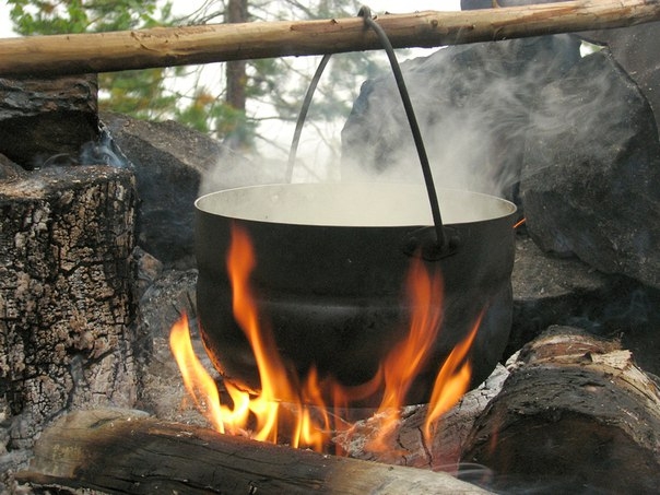 Гречневая каша с тушенкой. Полевая кухня. Гречневая каша с тушенкой. Полевая кухня.