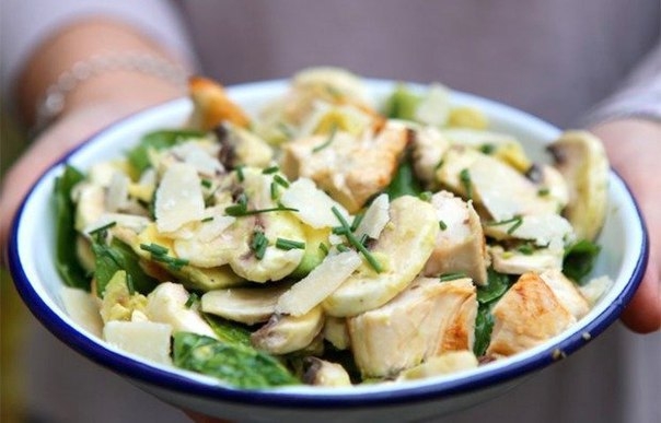 Теплый салат с курицей и авокадо Теплый салат с курицей и авокадо