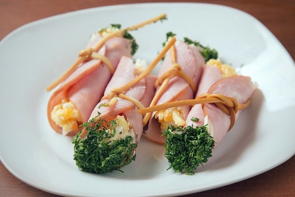 Закуска «Вкусные свитки» с ветчиной Закуска «Вкусные свитки» с ветчиной