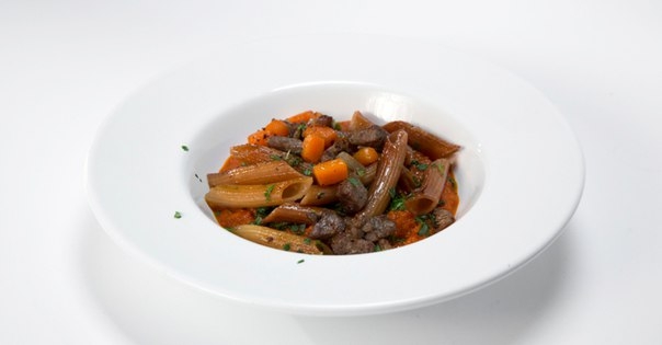 Жареные макароны с говядиной и томатным соусом Жареные макароны с говядиной и томатным соусом