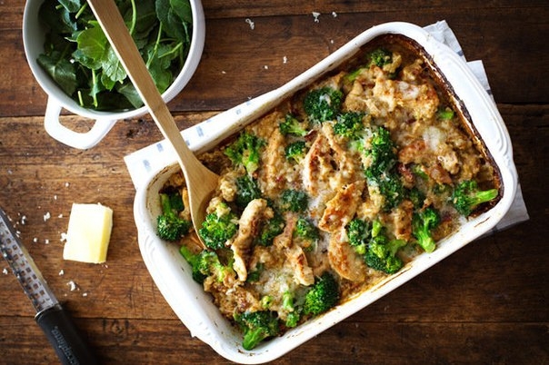 Нежный кремовый кассероль с курицей и киноа Нежный кремовый кассероль с курицей и киноа