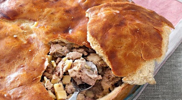 Пирог с говядиной, курицей и гусем