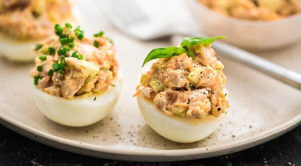 Яйца, фаршированные курицей с овощами Яйца, фаршированные курицей с овощами