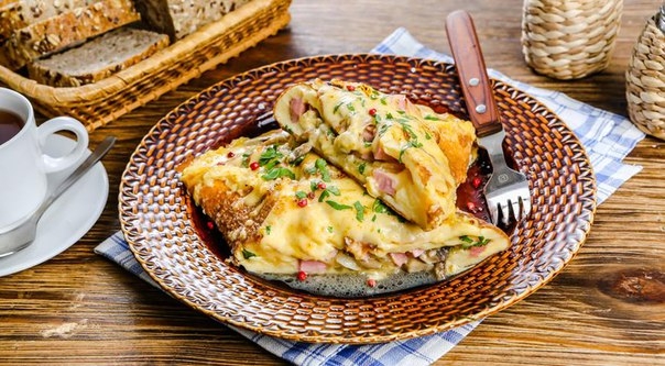 Омлет с ветчиной и шампиньонами Омлет с ветчиной и шампиньонами