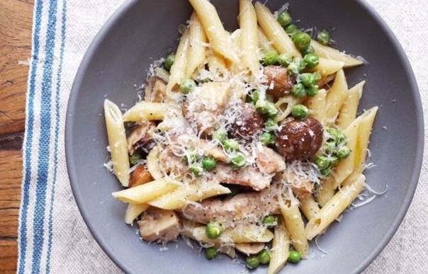 Пенне с курицей, грибами и зеленым горошком Пенне с курицей, грибами и зеленым горошком