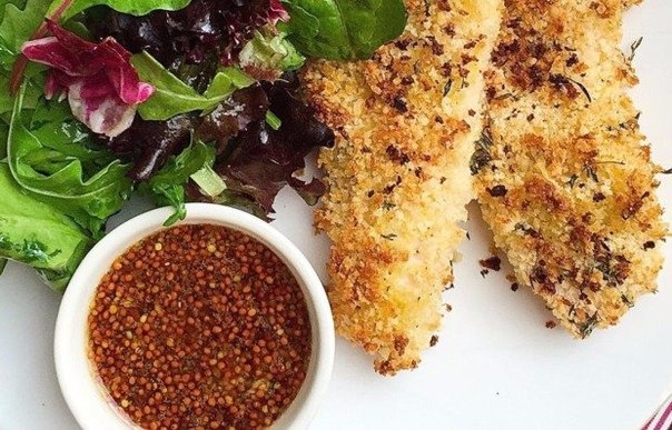 Курица в панировке с медово-горчичным соусом Курица в панировке с медово-горчичным соусом