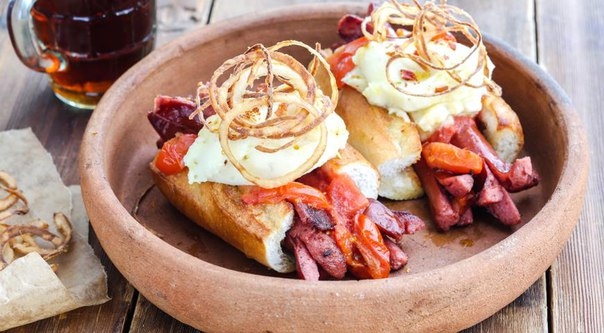 Хот дог с картофельным пюре, копчёными колбасками и луком фри Хот дог с картофельным пюре, копчёными колбасками и луком фри