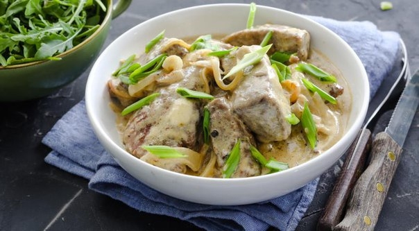 Говяжья печенка с луком и сметаной Говяжья печенка с луком и сметаной
