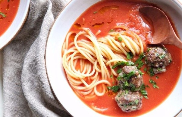 Суп со спагетти и мясными тефтелями Суп со спагетти и мясными тефтелями