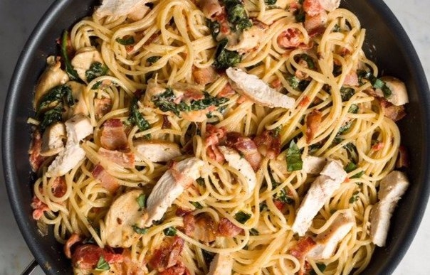 Спагетти с курицей, беконом и шпинатом Спагетти с курицей, беконом и шпинатом