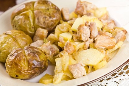 Свинина с яблоками и печеной картошкой Свинина с яблоками и печеной картошкой