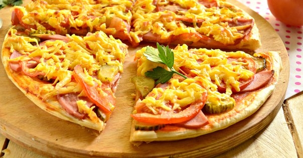 Пицца с колбасой и солёными огурцами Пицца с колбасой и солёными огурцами