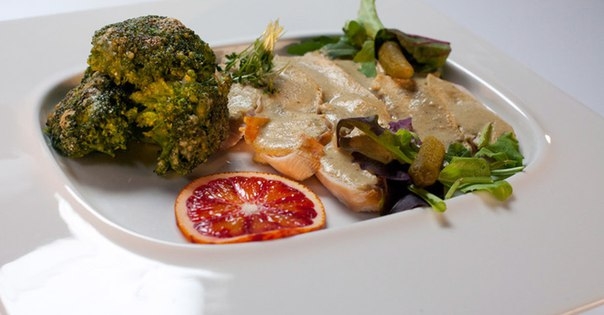 Куриная грудка под соусом из тунца Куриная грудка под соусом из тунца
