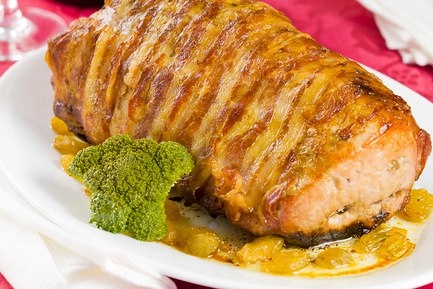 Мясо в беконе, фаршированное изюмом Мясо в беконе, фаршированное изюмом