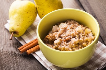 Овсяная каша с корицей и ломтиками груши Овсяная каша с корицей и ломтиками груши