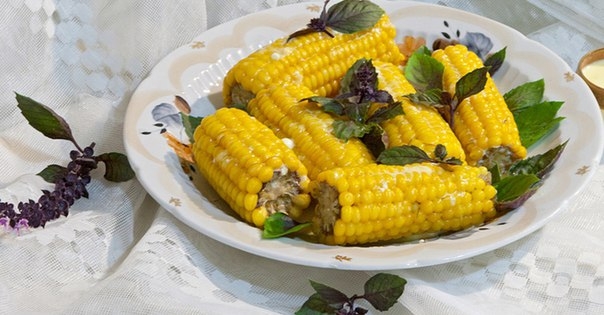 Отварная кукуруза в сырном соусе Отварная кукуруза в сырном соусе