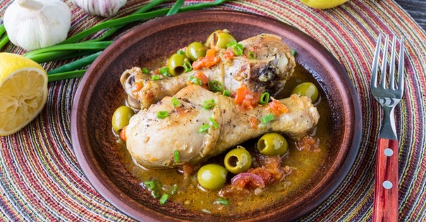 Куриные голени с оливками и томатами Куриные голени с оливками и томатами