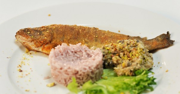 Речная форель с фиолетовым рисом и грибным соусом Речная форель с фиолетовым рисом и грибным соусом