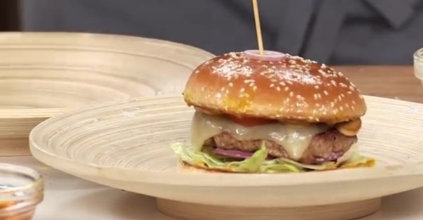 Бургер с цесаркой и медовым соусом Бургер с цесаркой и медовым соусом