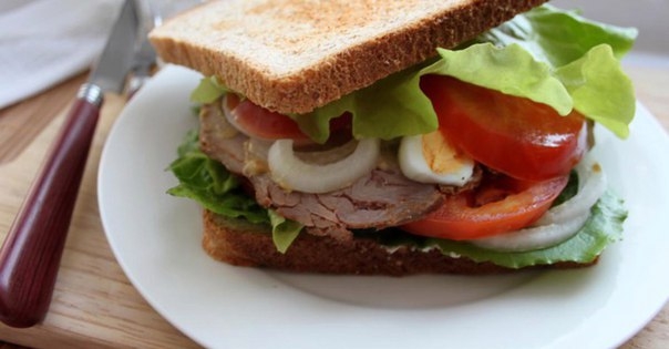 Сэндвич по-деревенски с бужениной, перепелиным яйцом, овощами и салатом Сэндвич по-деревенски с бужениной, перепелиным яйцом, овощами и салатом