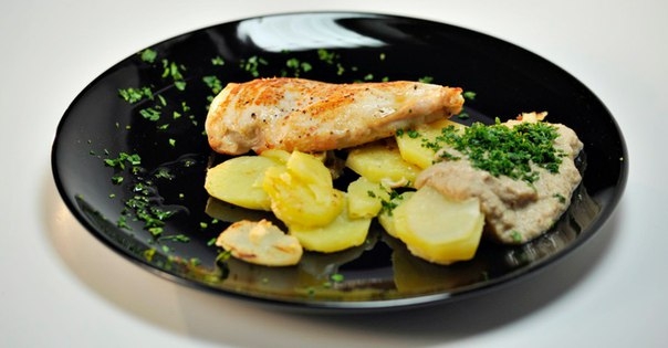 Куриное филе с картофелем и грибным соусом Куриное филе с картофелем и грибным соусом
