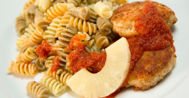 Куриные котлеты с пастой и томатно-ананасовым соусом Куриные котлеты с пастой и томатно-ананасовым соусом